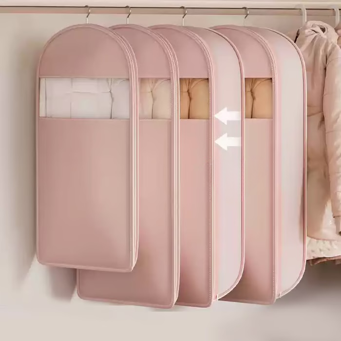 Tilaa säästävä vaatepussi